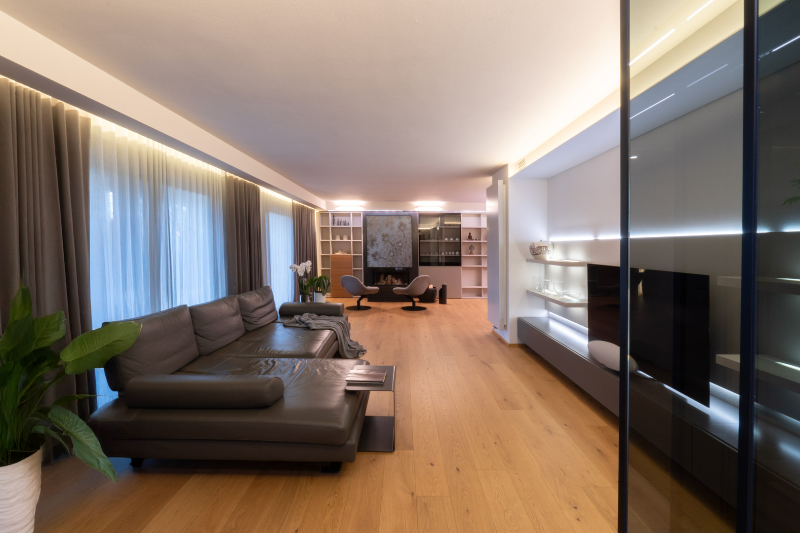 Zona living con divano e TV
